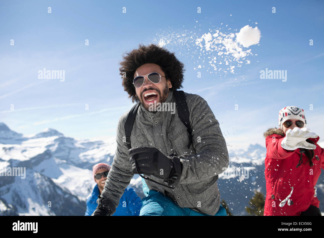 Friends enjoying snowball fight Banque D'Images