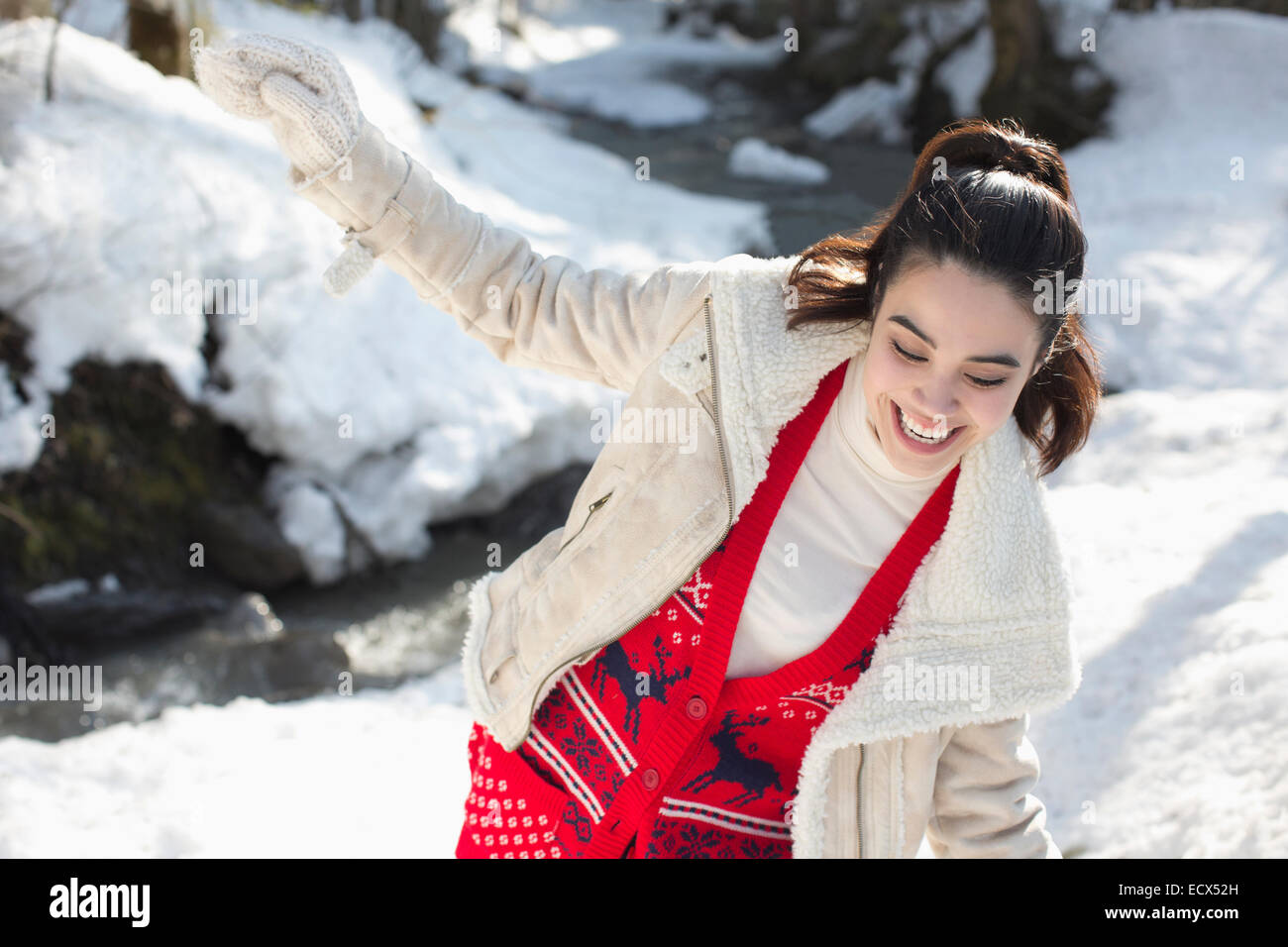 Happy woman playing in snow Banque D'Images