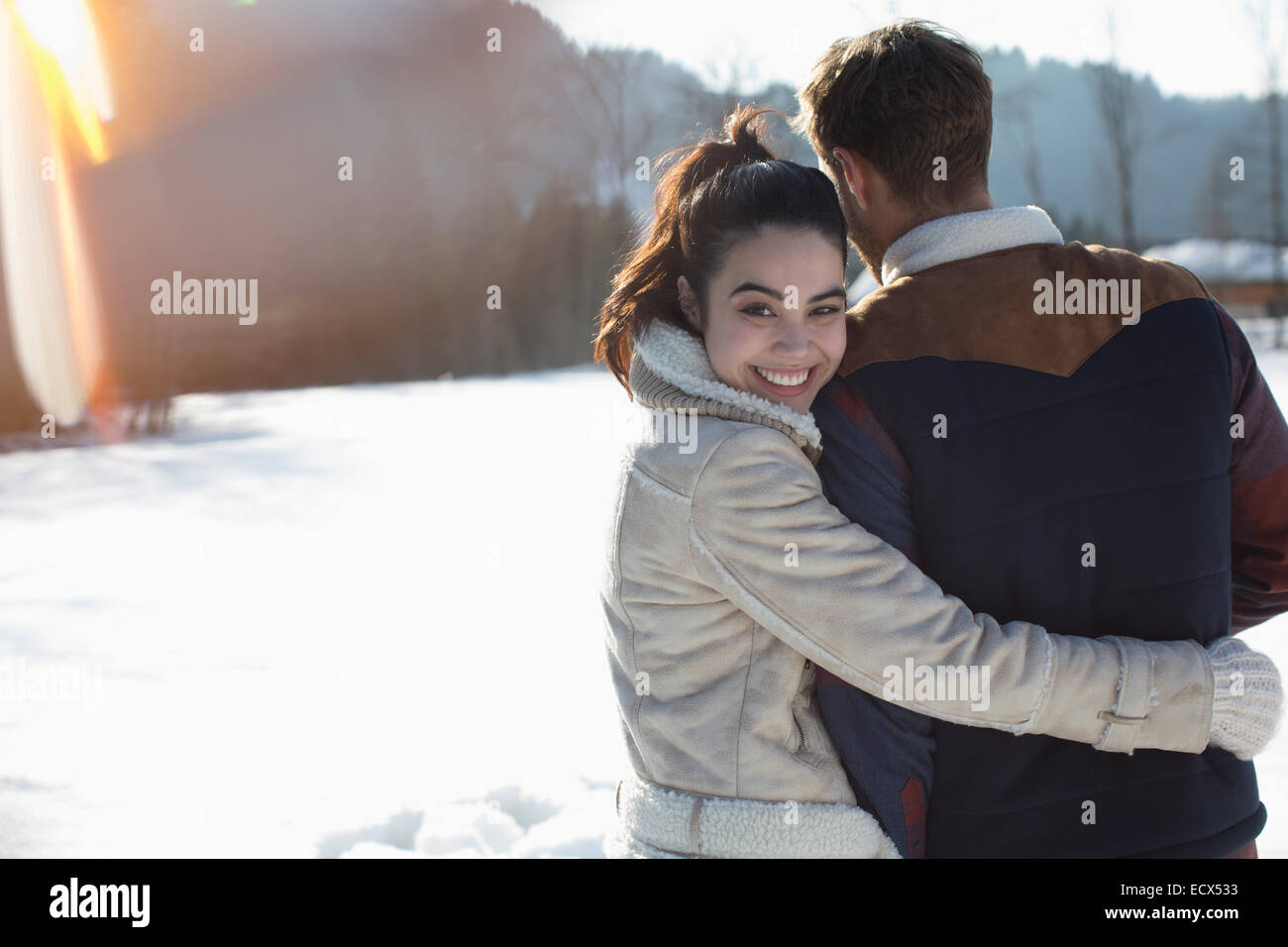 Couple hugging in snow Banque D'Images