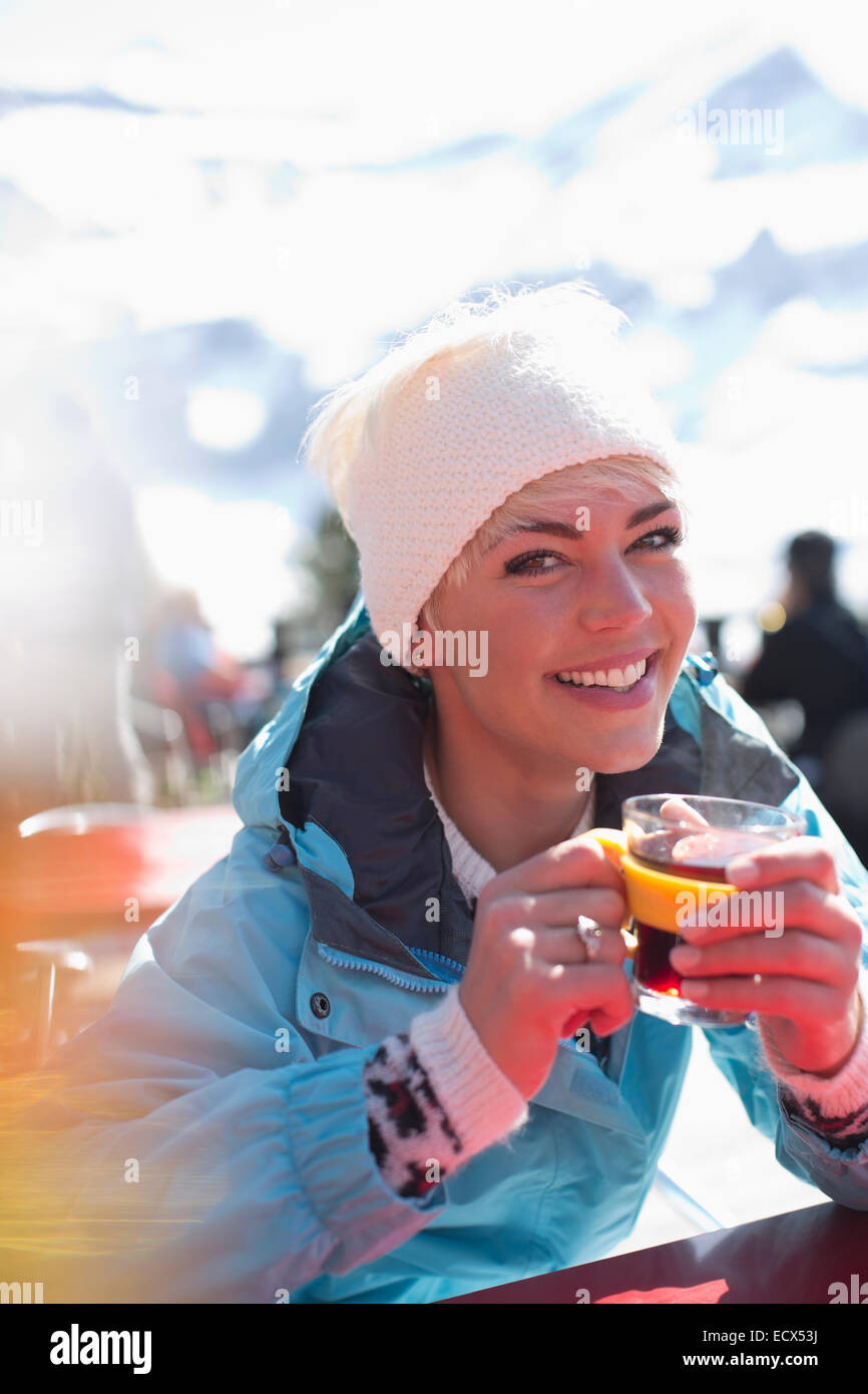 Portrait of smiling woman in vêtements chauds boire le thé Banque D'Images
