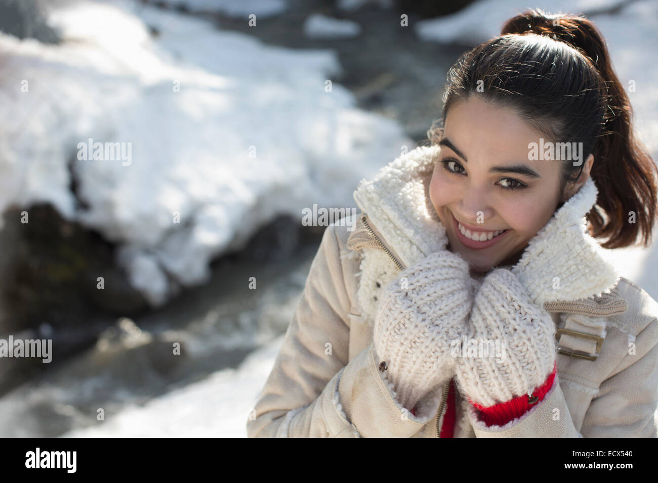 Portrait of smiling woman in snow Banque D'Images