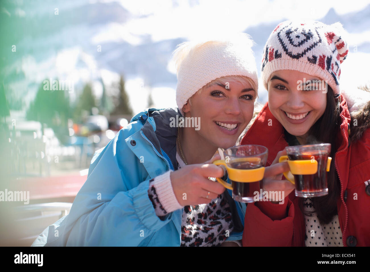 Portrait of smiling women dans des vêtements chauds de boire du thé en plein air Banque D'Images