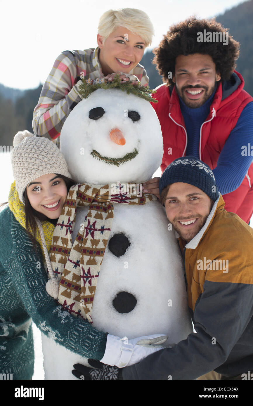 Portrait d'amis avec snowman Banque D'Images