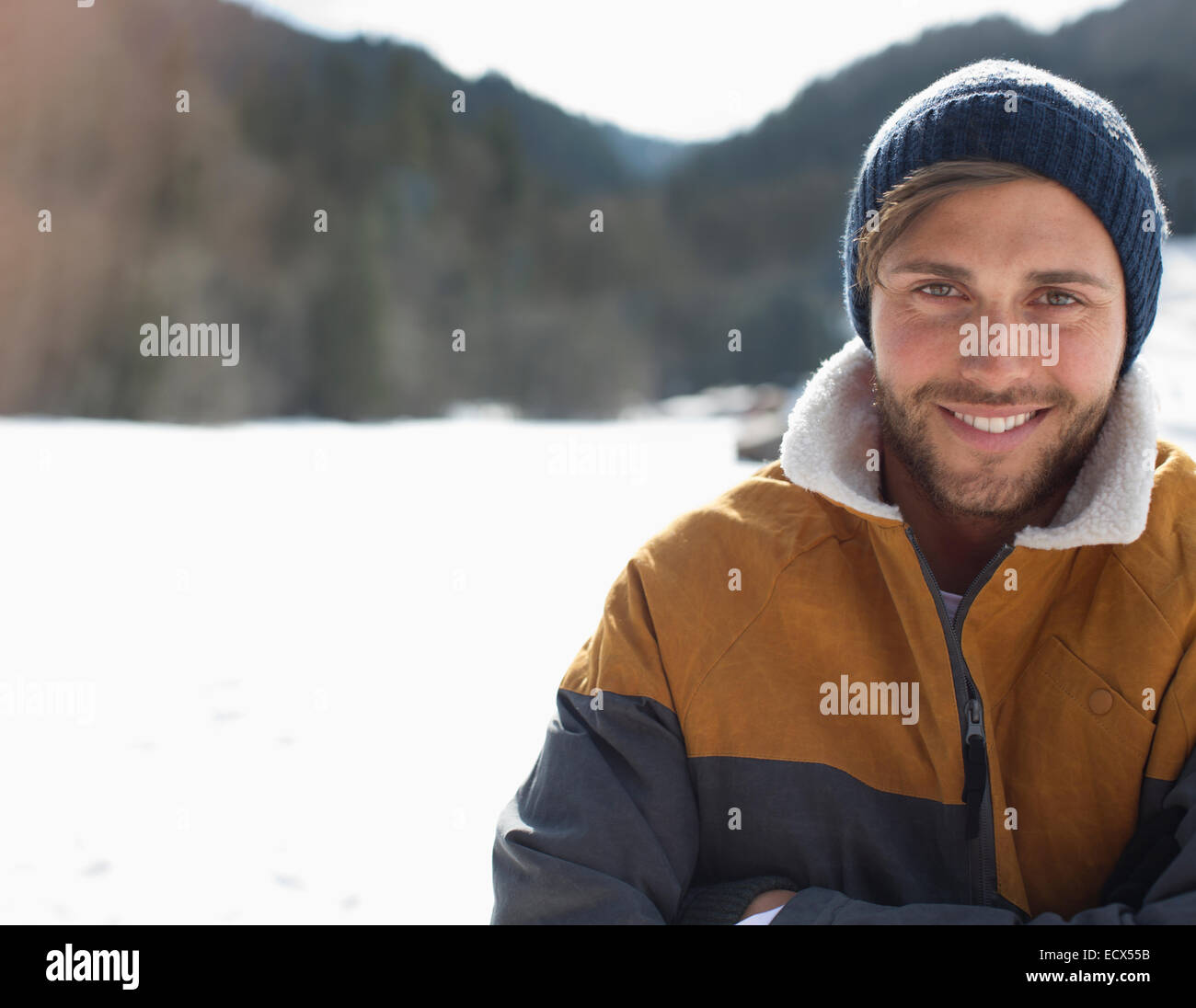 Portrait of smiling man in snow Banque D'Images