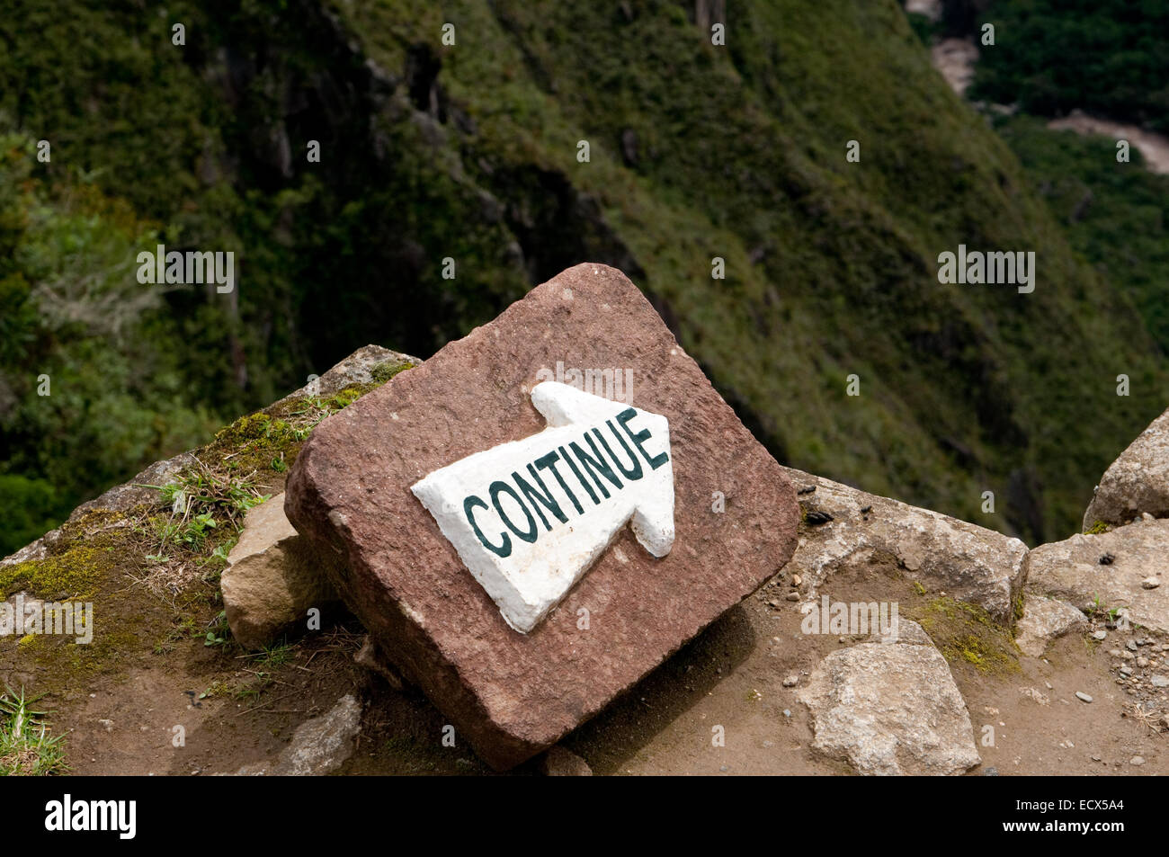 La photo de l'continuer sign in mountains Banque D'Images