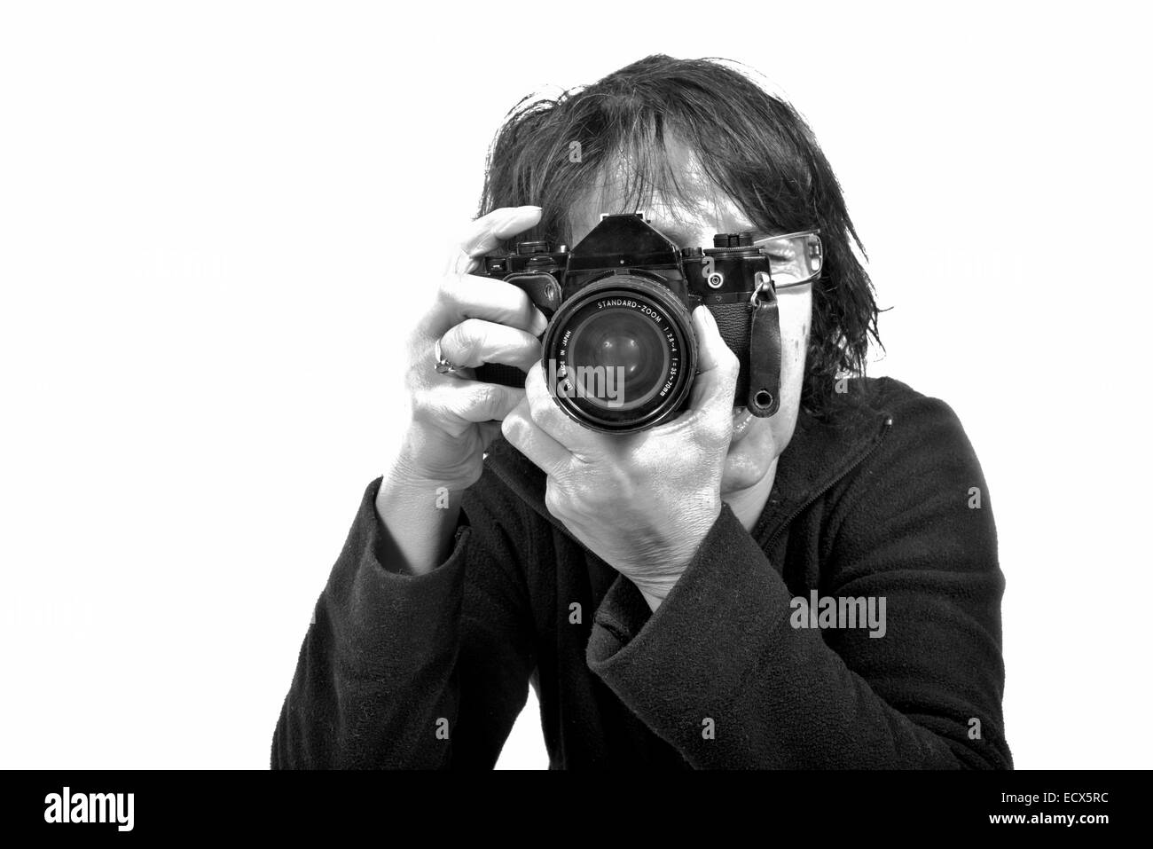 Jeune femme avec un ancien appareil photo en noir et blanc Banque D'Images