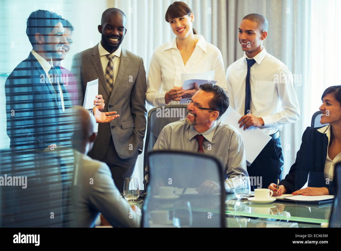 Business people smiling dans la salle de conférence au cours de la réunion d'affaires Banque D'Images