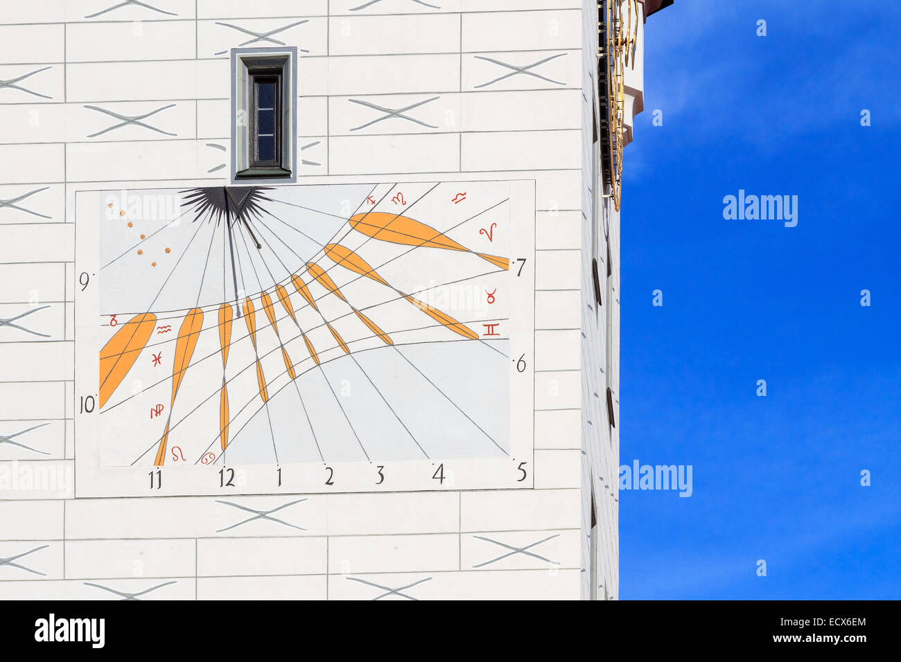 Cadran solaire historique sur un clocher d'église à Munich, Allemagne Banque D'Images