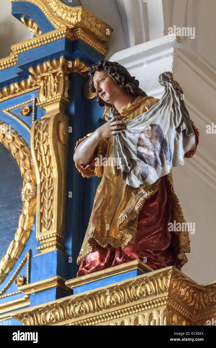 Une statue en bois de la Peterskirche, une église, à Munich, en Allemagne, avec le visage de Jésus sur un tissu Banque D'Images