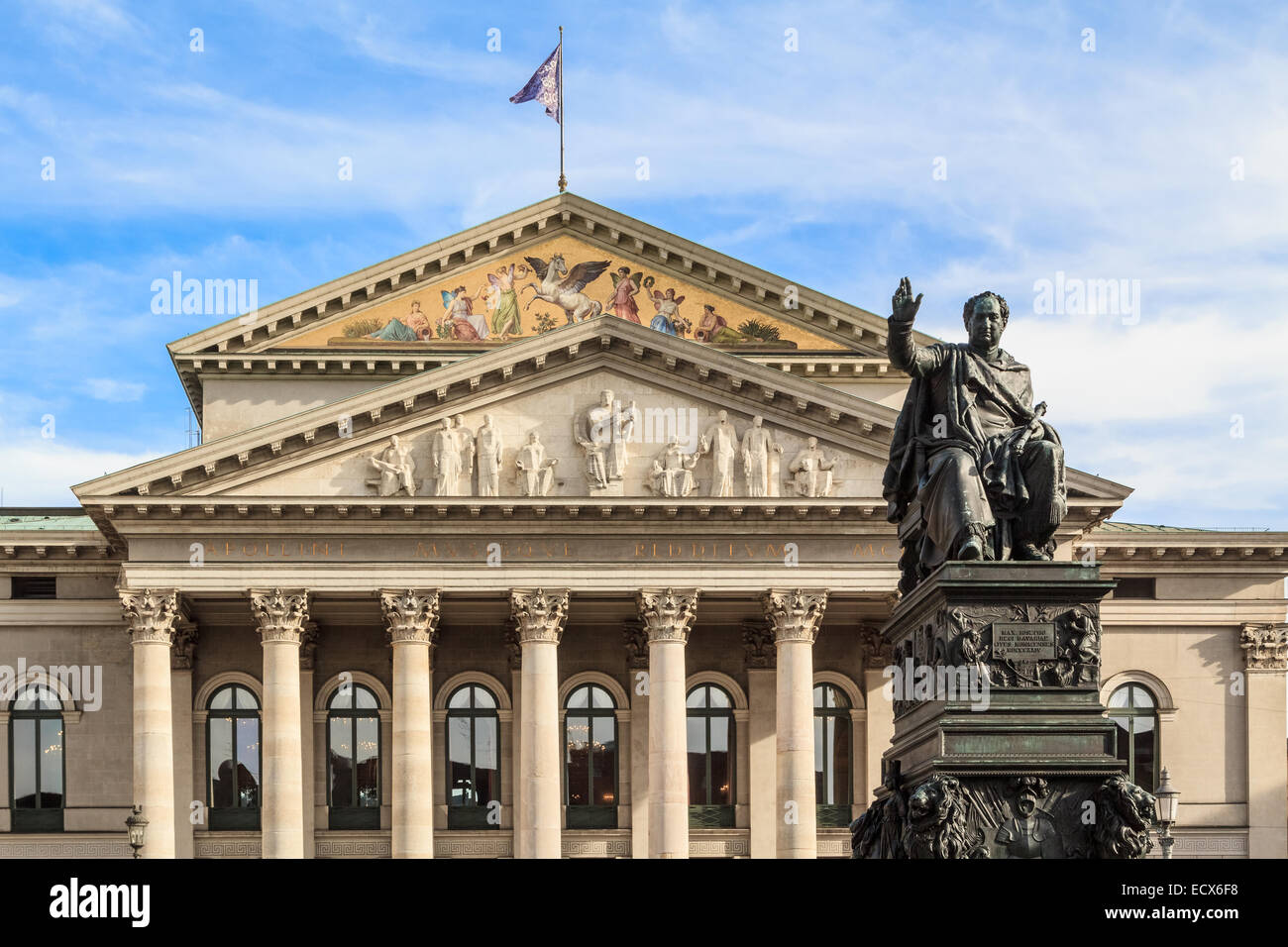 Statue en bronze du Roi Maximilien Joseph de Bavière en face de l'opéra d'état de Munich, Allemagne Banque D'Images