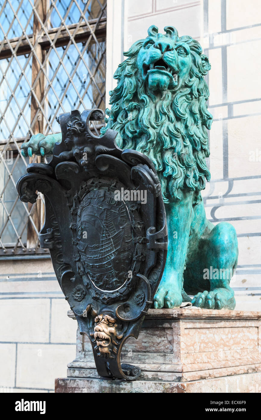 Lion héraldique de bronze devant un bâtiment royal nommé Alte Residenz à Munich, Allemagne Banque D'Images