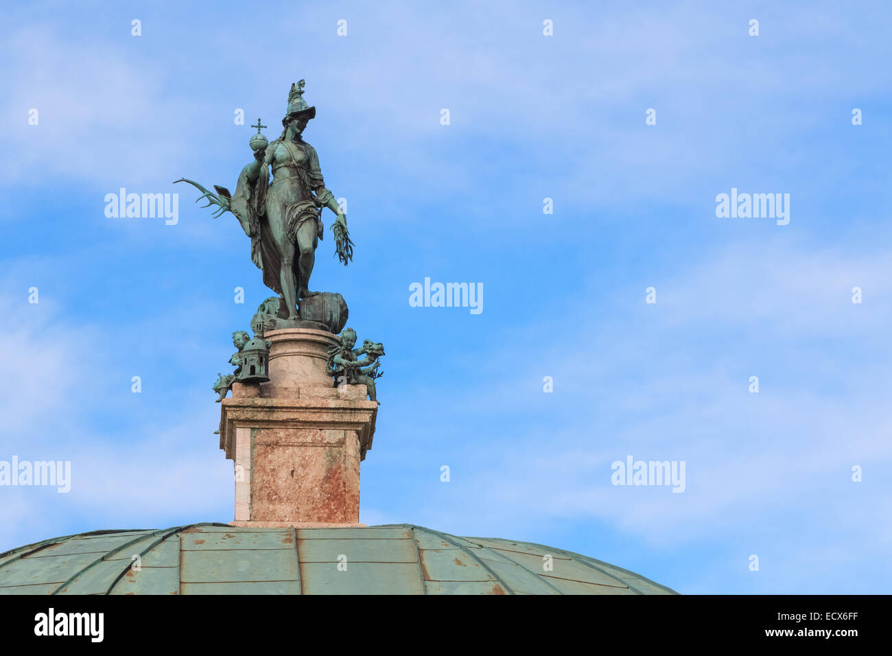 Une statue de bronze de Diana, la déesse de la chasse, sur un pavillon dans un parc public, l'Hofgarten à Munich, Allemagne Banque D'Images
