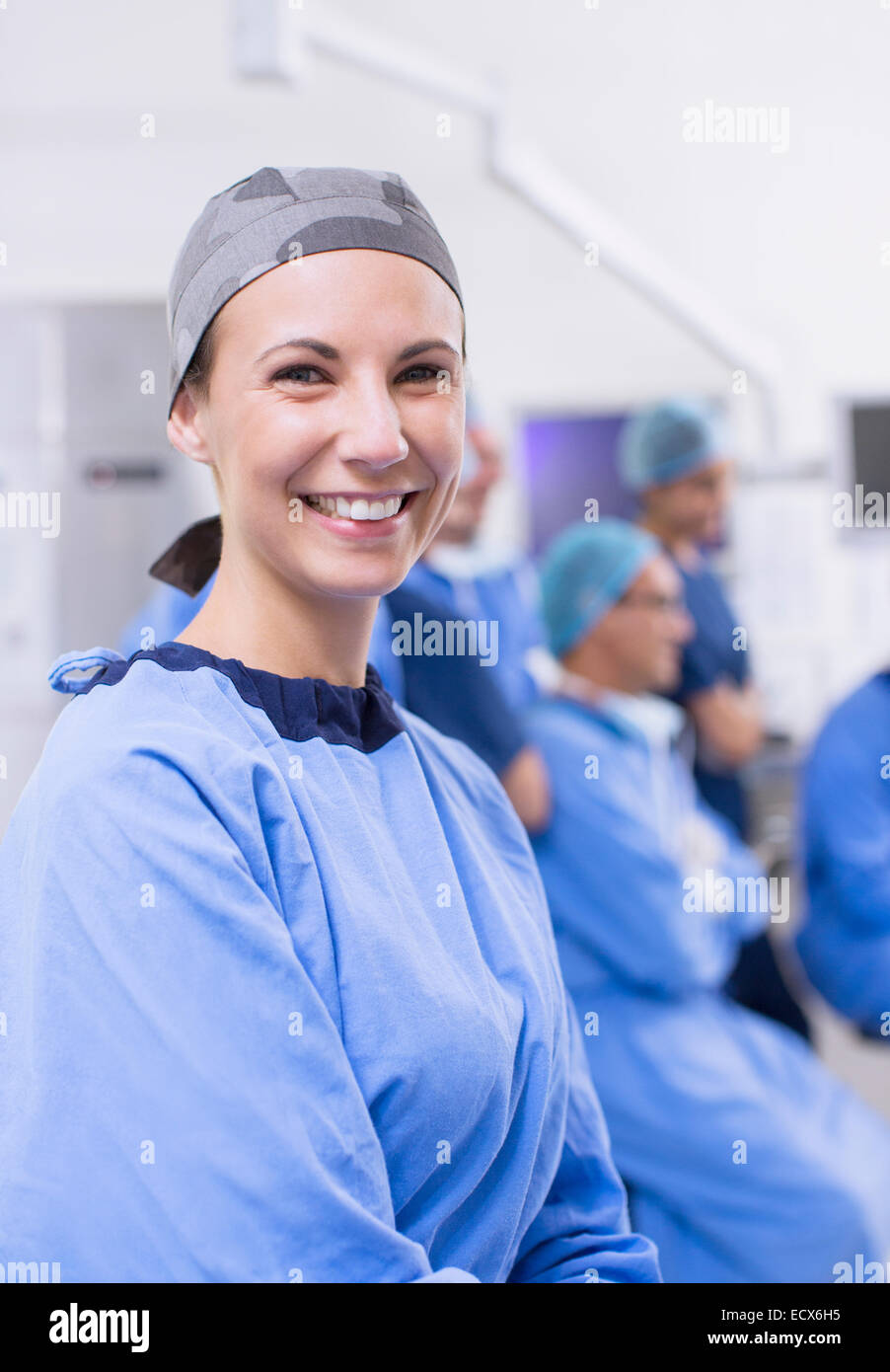 Portrait de femme chirurgien en salle d'opération Banque D'Images