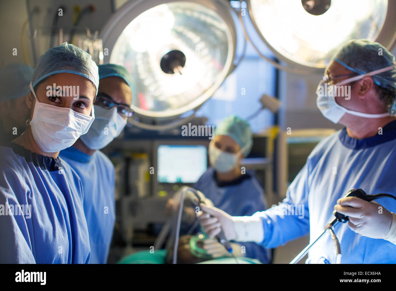 Pendant le fonctionnement de l'équipe de chirurgiens en salle d'opération Banque D'Images