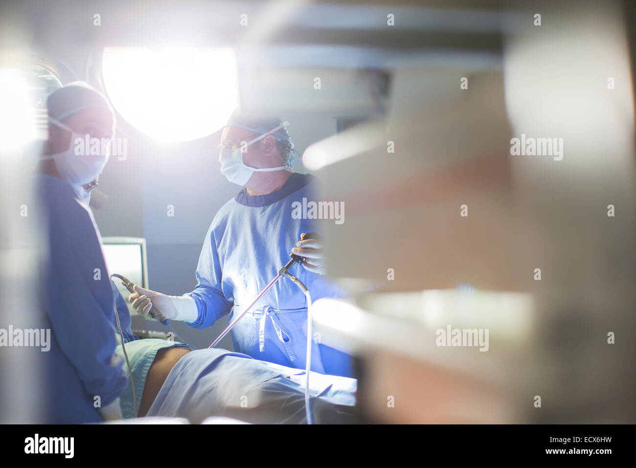 Médecins pratiquant la chirurgie laparoscopique en salle d'opération Banque D'Images
