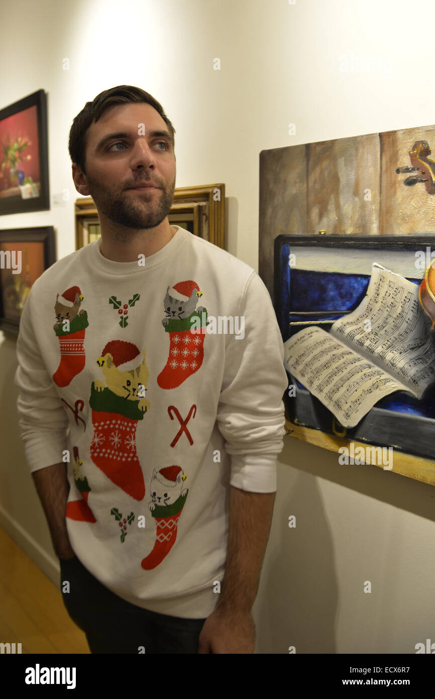 Huntington New York Usa 18th Oct 14 Brandon Peterson Est Vetu D Un Chandail De Drole De Fete Decoree De Chats Dans Des Bas De Noel A La Maison De La Fleche Jingle