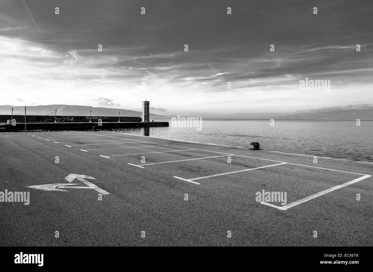 Parking vide avec vue sur la mer Banque D'Images