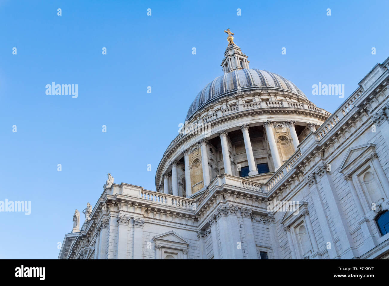 La coupole de la cathédrale Saint-Paul de Londres on blue sky Banque D'Images