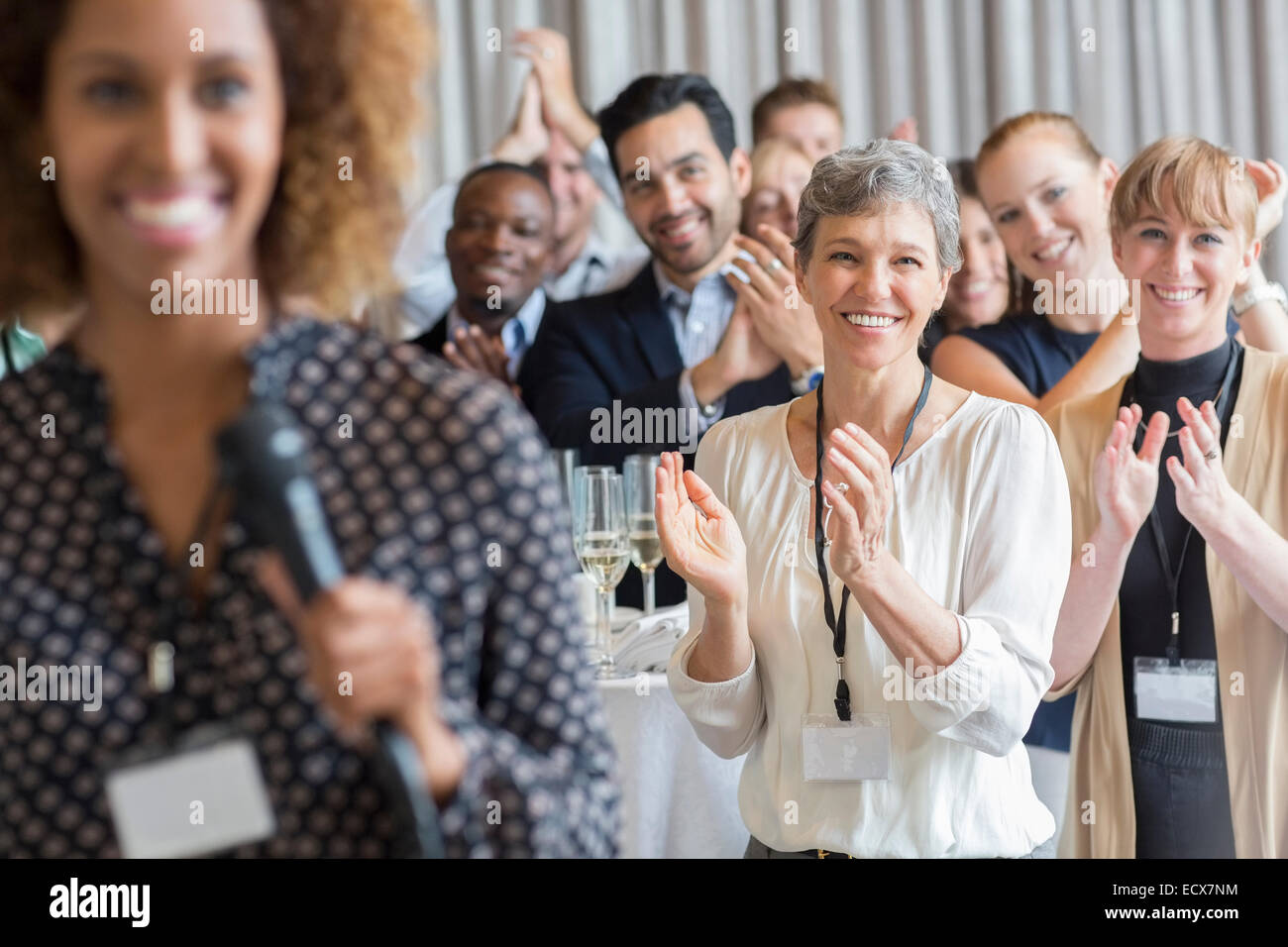 Groupe de personnes applaudir après discours pendant la conférence Banque D'Images