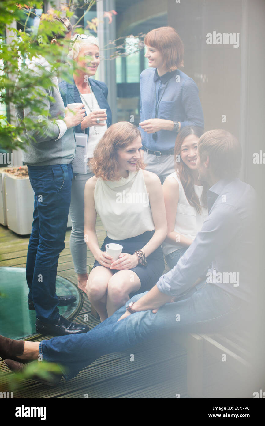 Business people talking in courtyard Banque D'Images