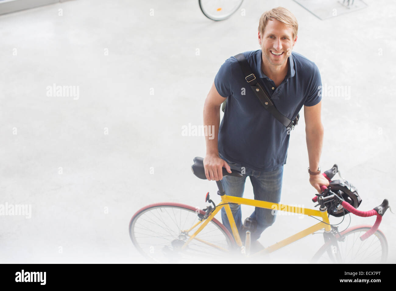 Smiling man standing with bicycle Banque D'Images