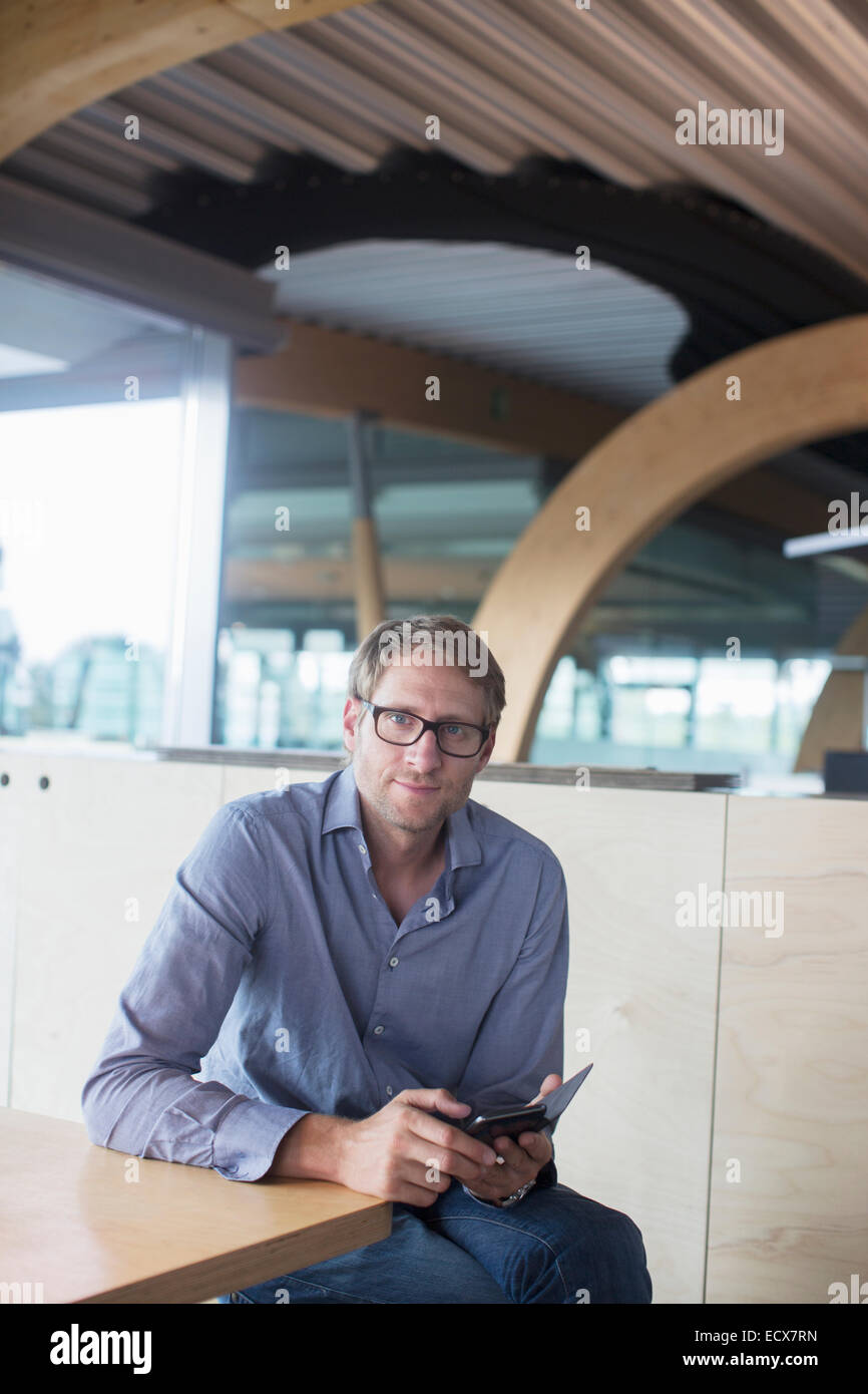 Businessman using cell phone in office Banque D'Images