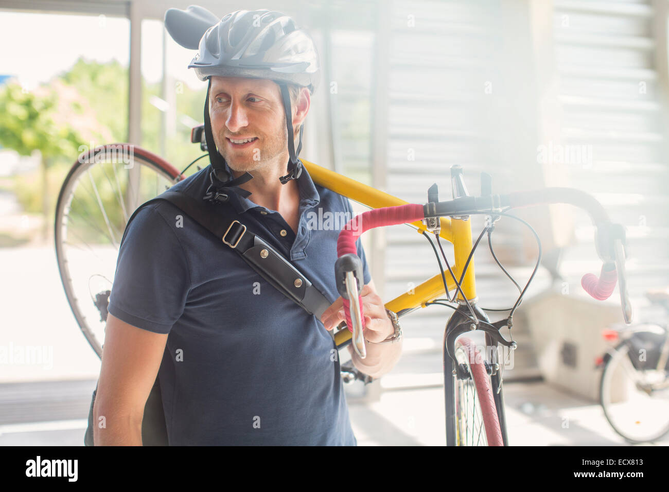 Homme portant sur l'épaule du vélo Banque D'Images