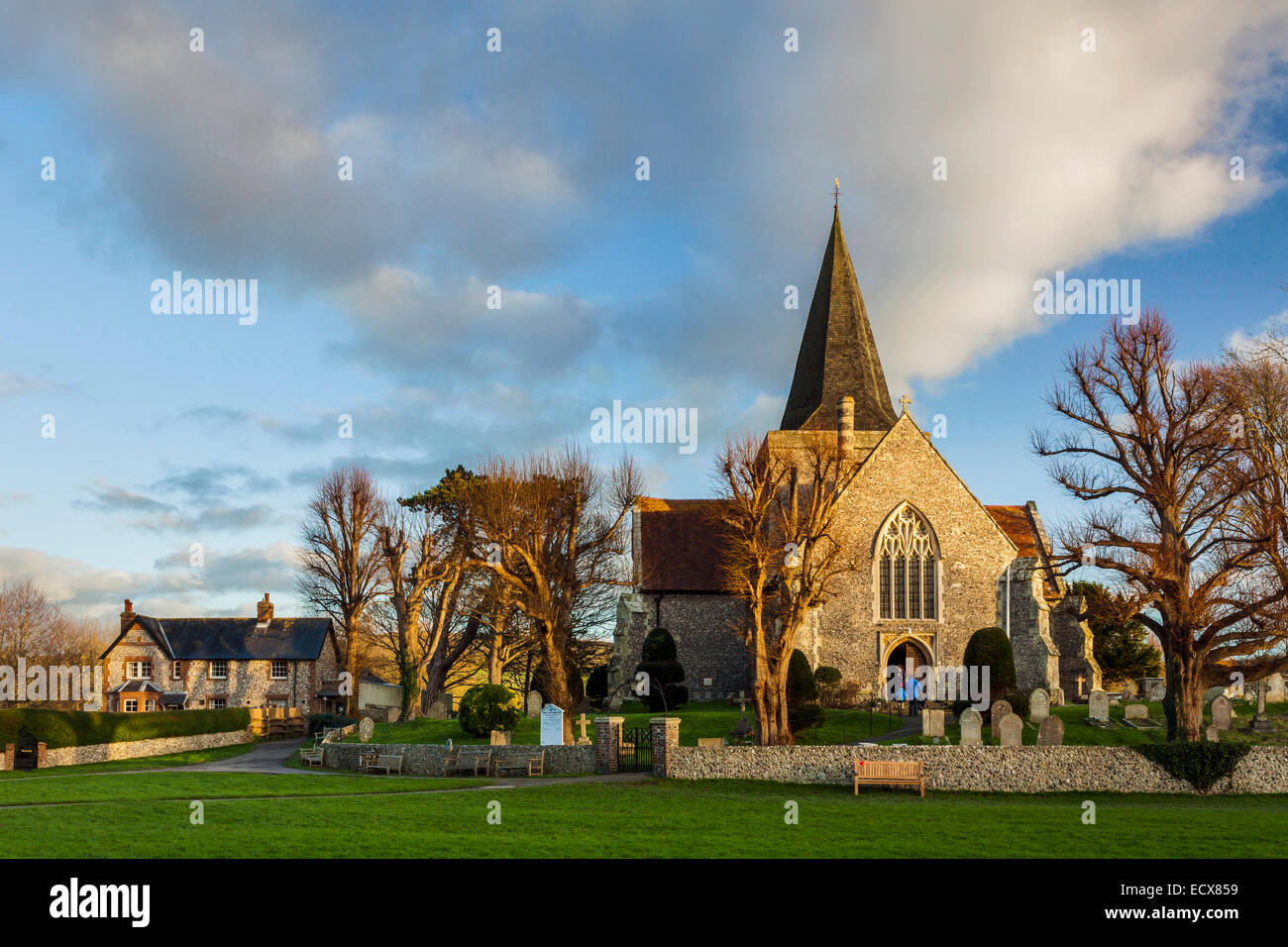 Coucher du soleil d'hiver à St Andrew's Church à Alfriston, East Sussex, Angleterre. Banque D'Images