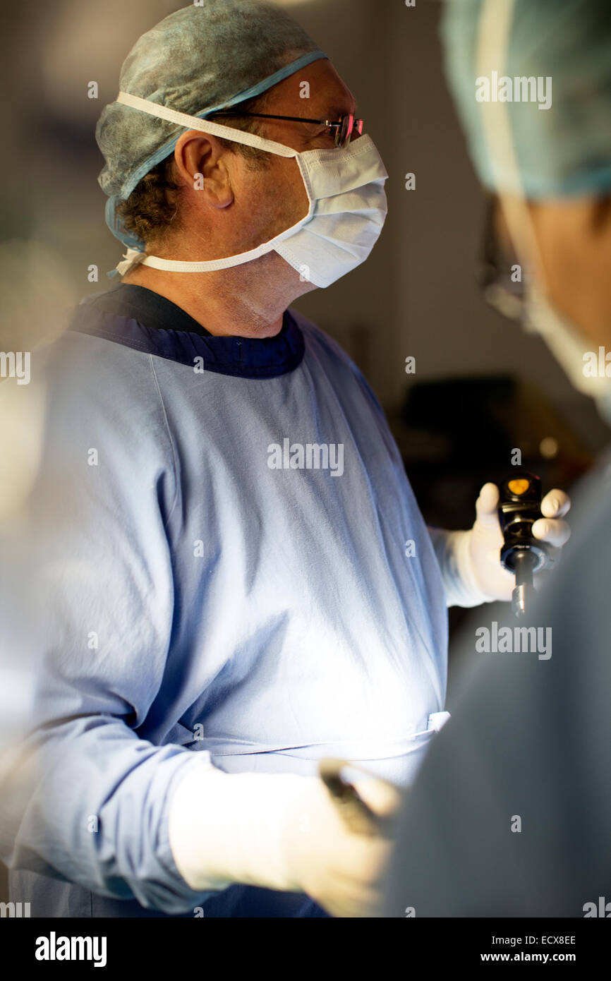 Médecin d'effectuer la chirurgie laparoscopique en salle d'opération Banque D'Images