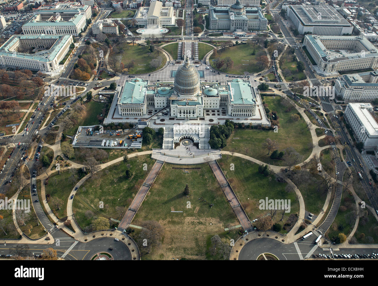 Vue aérienne de l'un échafaudage recouvrant le dôme de la capitale américaine lors de la restauration, 20 décembre 2014 à Washington, DC. Les 60 millions de dollars est d'arrêter la détérioration de la coupole de fer de fonte et la préserver pour l'avenir. Banque D'Images