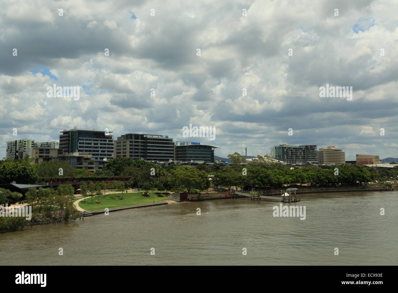 Une photographie de Southbank sur la rivière Brisbane prises sur une journée ensoleillée avec quelques nuages blancs moelleux. La rivière Brisbane est la lo Banque D'Images