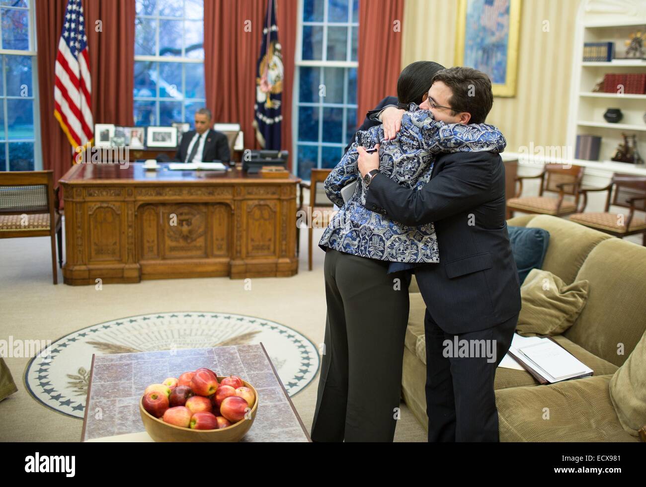 US National Security Advisor Susan E. hugs Ricardo Zuniga, le Conseil national de sécurité est directeur principal pour les affaires de l'hémisphère occidental, à la suite d'un appel téléphonique entre le président Barack Obama et le président cubain Raul Castro dans le bureau ovale de la Maison Blanche, 16 décembre 2014 à Washington, DC. Obama a accepté de rétablir des relations diplomatiques avec Cuba après 50 ans. Banque D'Images