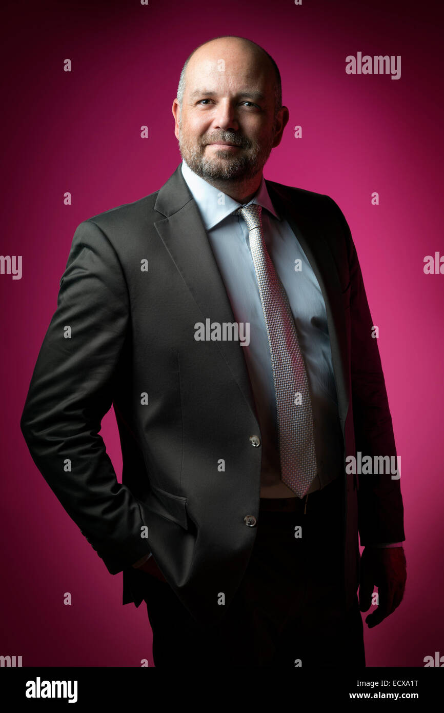 Homme d'affaires en costume sombre et cravate contre fond magenta Photo  Stock - Alamy