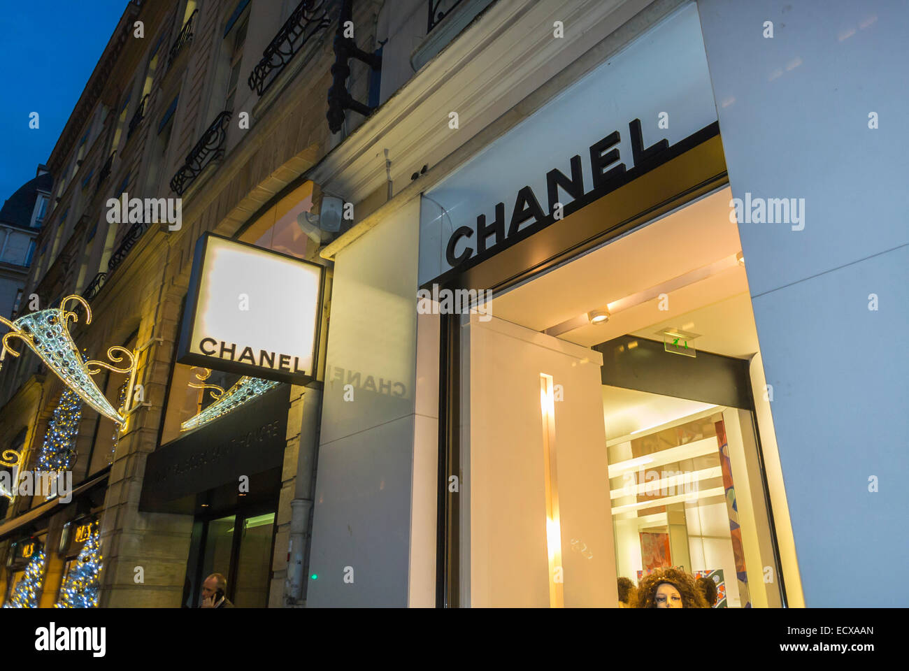 Paris, rue, hors-la-nuit, boutiques de luxe de mode, façade du magasin Chanel, panneau de détail (rue Faubourg Saint Honoré) Banque D'Images