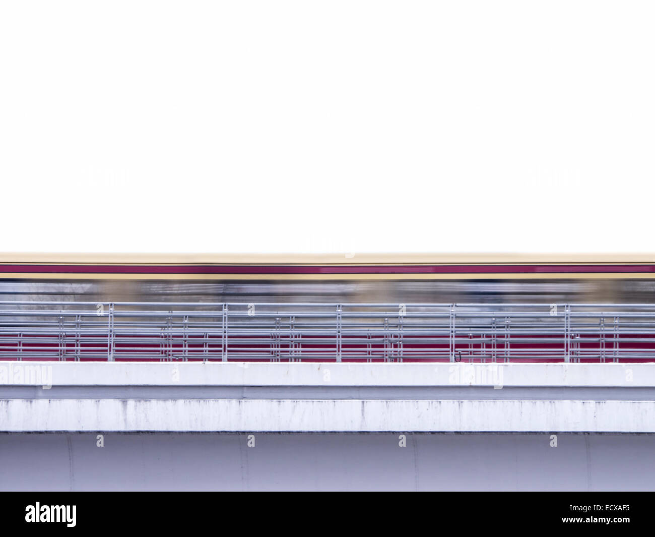 Les transports publics sur un pont de Berlin (copie espace) Banque D'Images