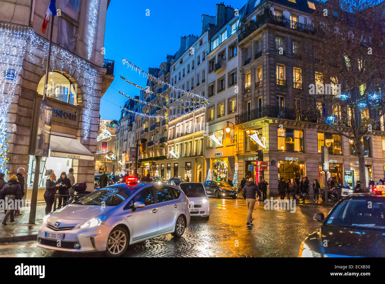 Paris, Rue, foule, hiver, lumières de Noël, a l'extérieur de la nuit, vitrines de luxe, boutiques, (Rue Faubourg Saint Honoré) immeubles urbains, voitures, centre paris conduite, rues urbaines Paris avec personnes et voitures zone commerciale france Banque D'Images
