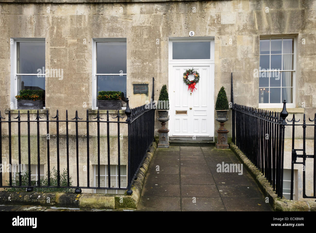 Entrée à une maison du Royal Crescent avec couronne de Noël attachée à la porte. Ville de Bath, Angleterre, Royaume-Uni Banque D'Images