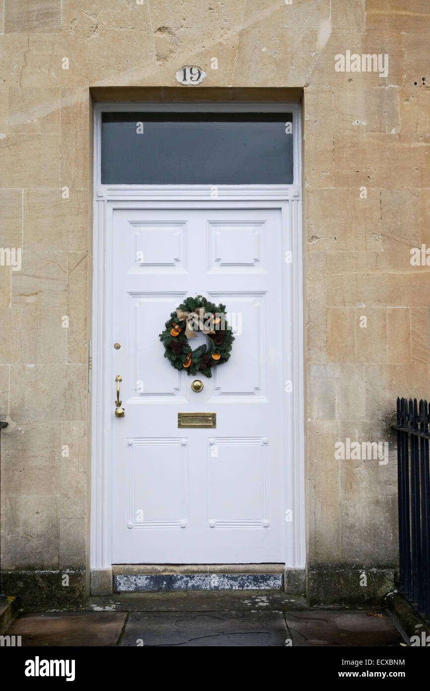 Gros plan d'une porte blanche avec une couronne de Noël, le Royal Crescent, Bath, Angleterre Banque D'Images
