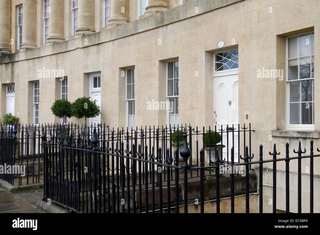 Gros plan d'une maison de ville géorgienne dans le Royal Crescent, ville de Bath, Somerset, Angleterre, Royaume-Uni. Un site classé au patrimoine mondial de l'UNESCO. Banque D'Images