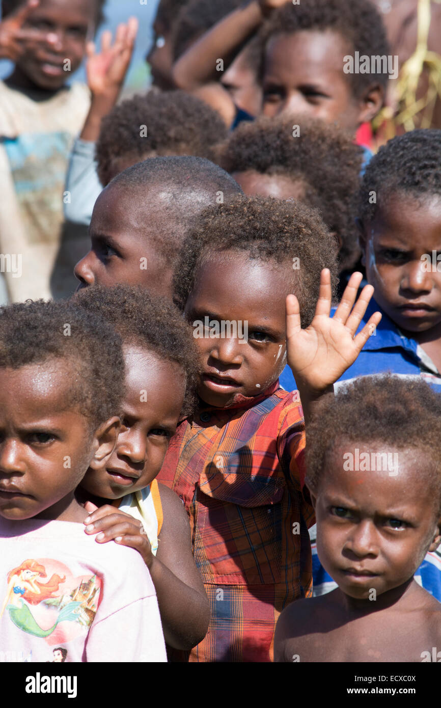 En Mélanésie, la Papouasie-Nouvelle-Guinée, région de la rivière Sepik, Village de Kopar. Groupe de jeunes écoliers. Banque D'Images