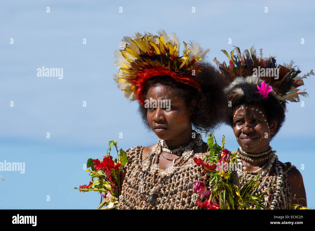 En Mélanésie, la Papouasie-Nouvelle-Guinée, Tufi. Les femmes du village habillés en tenue de chanter chanter-indigènes. Banque D'Images