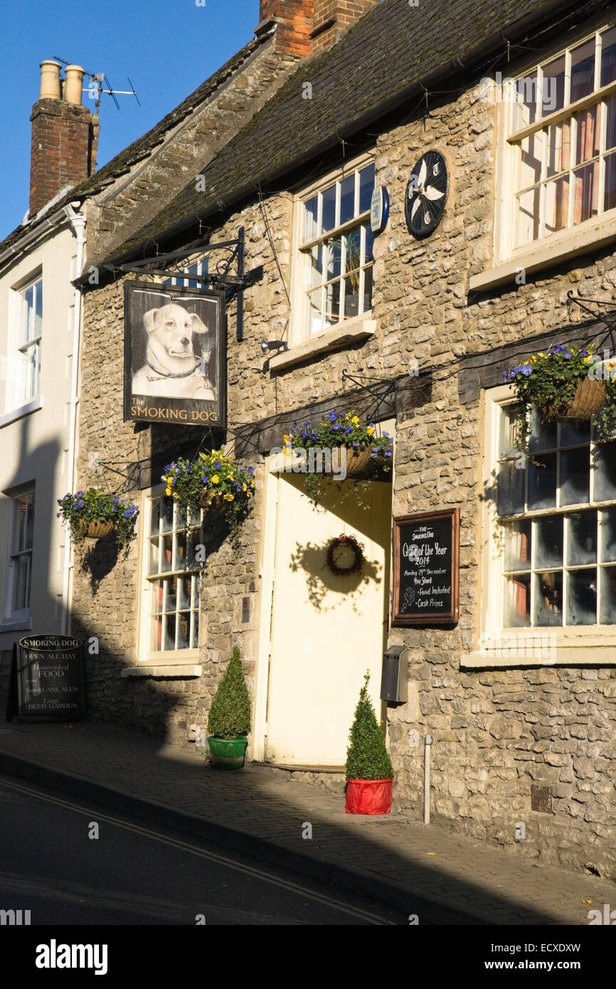 Malmesbury, une petite ville dans le Wiltshire England UK Les fumeurs Pub Chien Banque D'Images