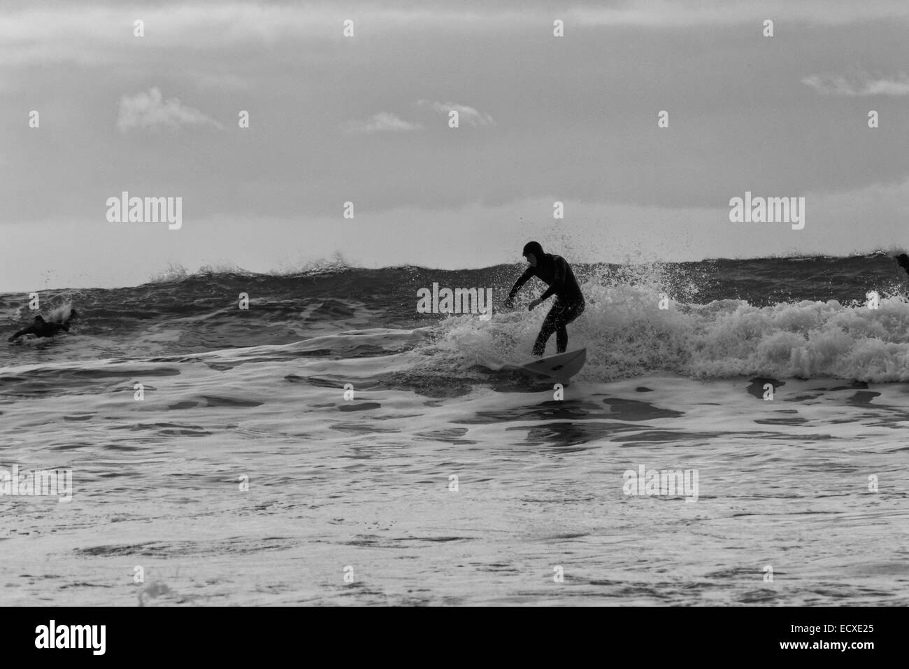 De bonnes conditions en mer permet à un internaute de rouler une bonne vague pour une longue course au nord du Pays de Galles, Porth Neigwl Banque D'Images