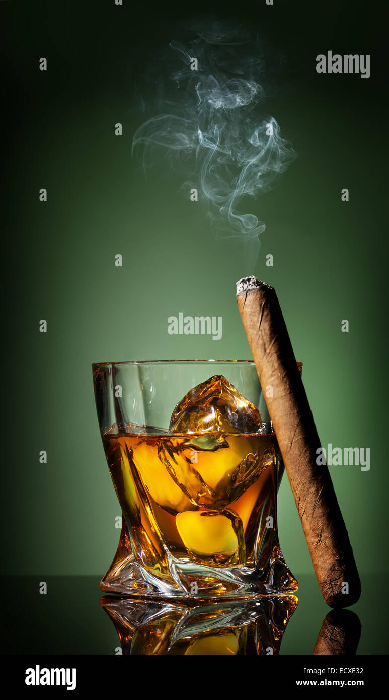 Le Whiskey et le cigare, sur un fond vert Banque D'Images