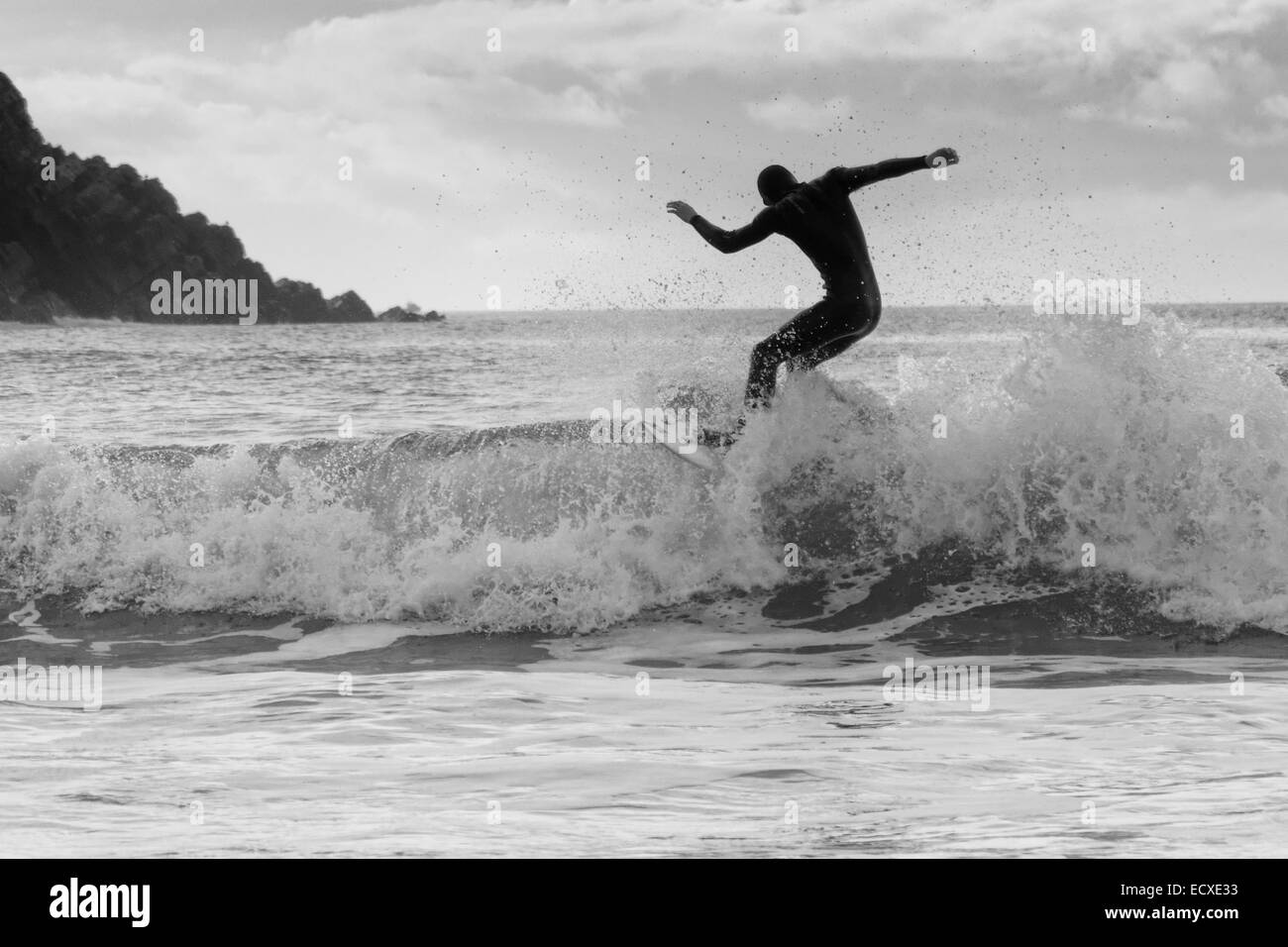 De bonnes conditions en mer permet à un internaute de rouler une bonne vague pour une longue course au nord du Pays de Galles, Porth Neigwl Banque D'Images