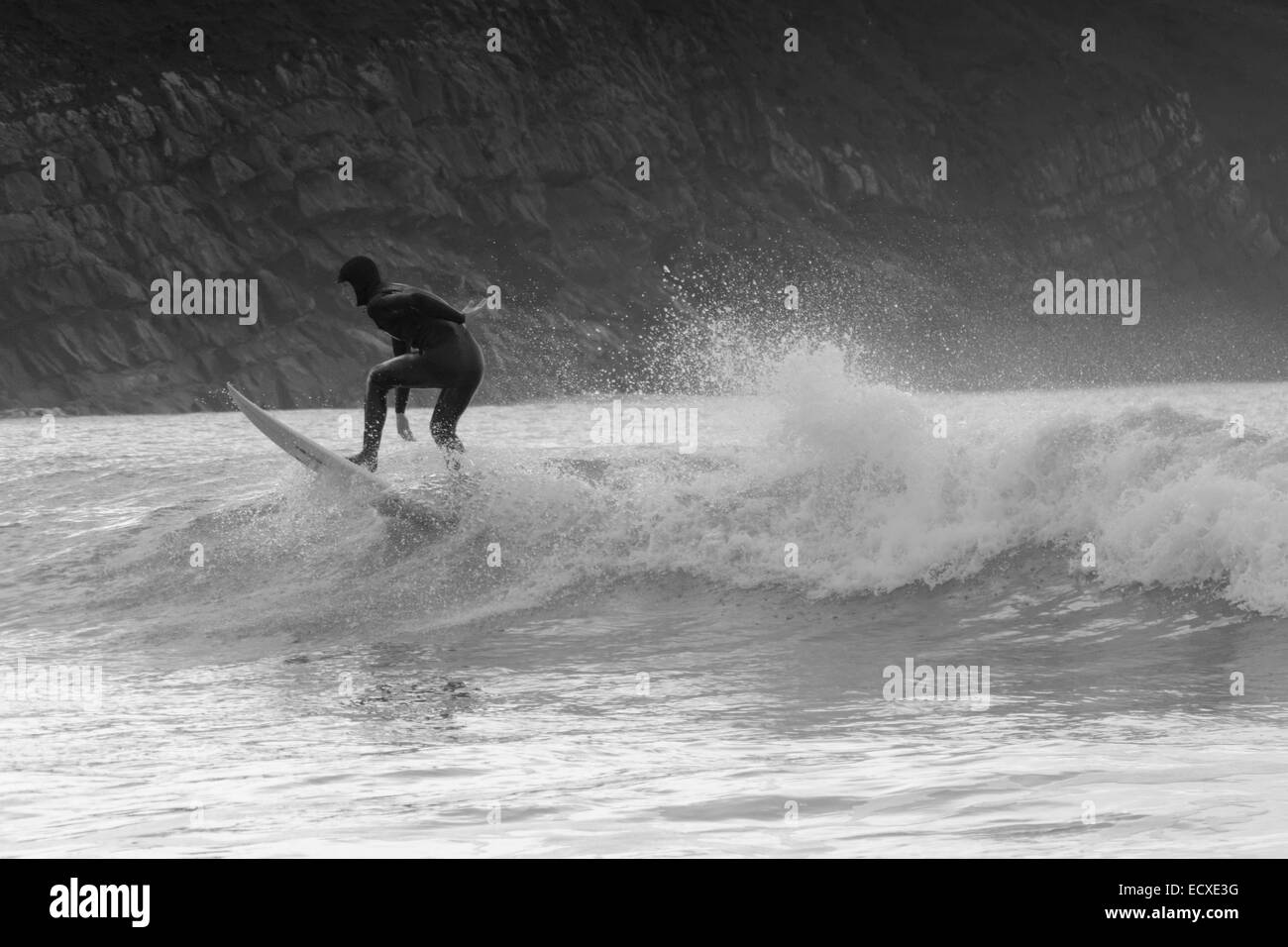 De bonnes conditions en mer permet à un internaute de rouler une bonne vague pour une longue course au nord du Pays de Galles, Porth Neigwl Banque D'Images