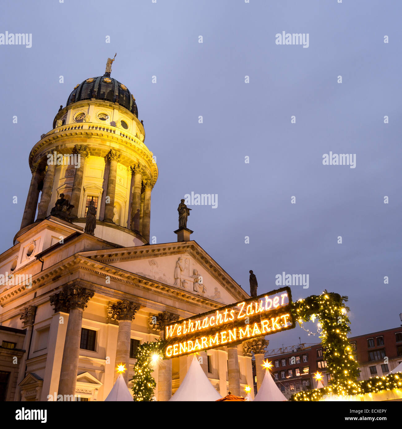 Marché de Noël sur la Gendarmenmarkt avec le dôme Banque D'Images