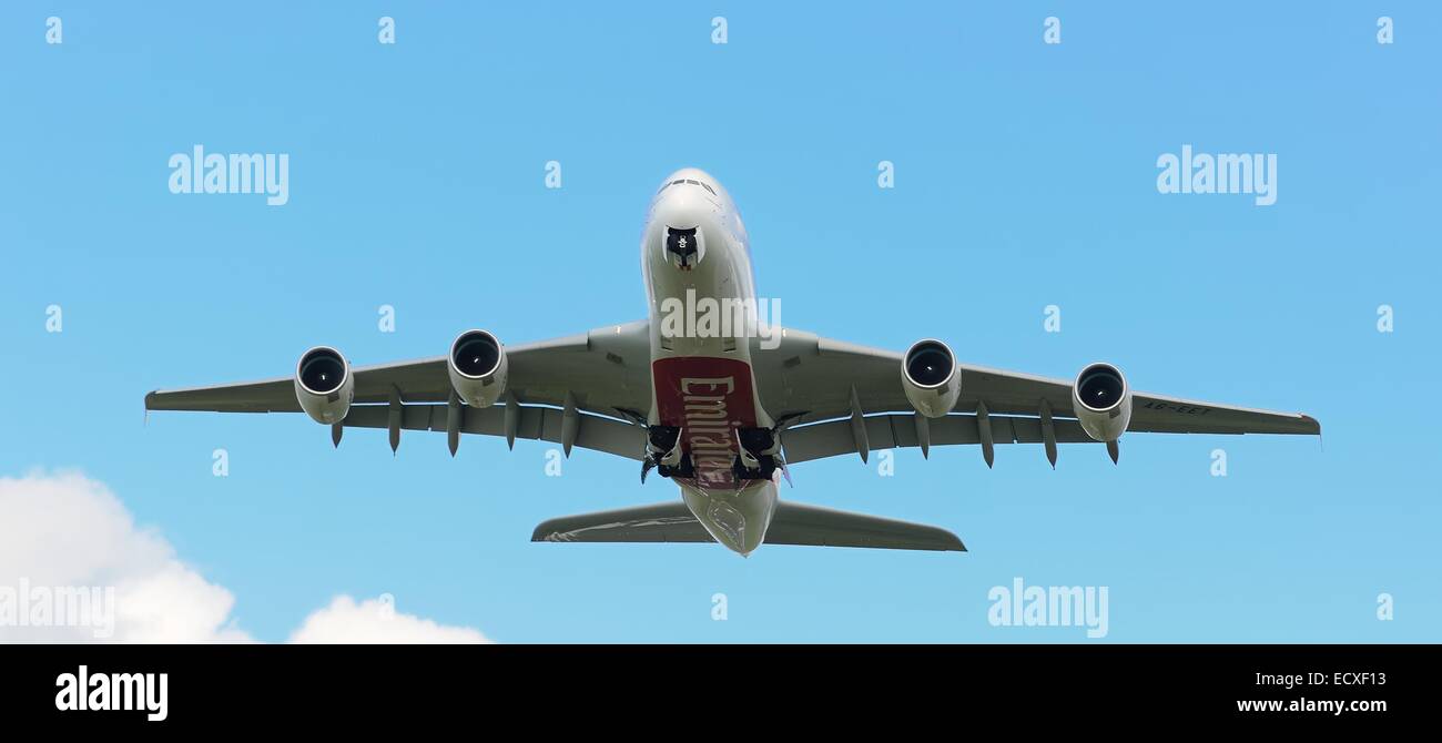 10/4/14, Glasgow, Ecosse, Royaume-Uni. Airbus A380 décolle de l'Aéroport International de Glasgow. Banque D'Images