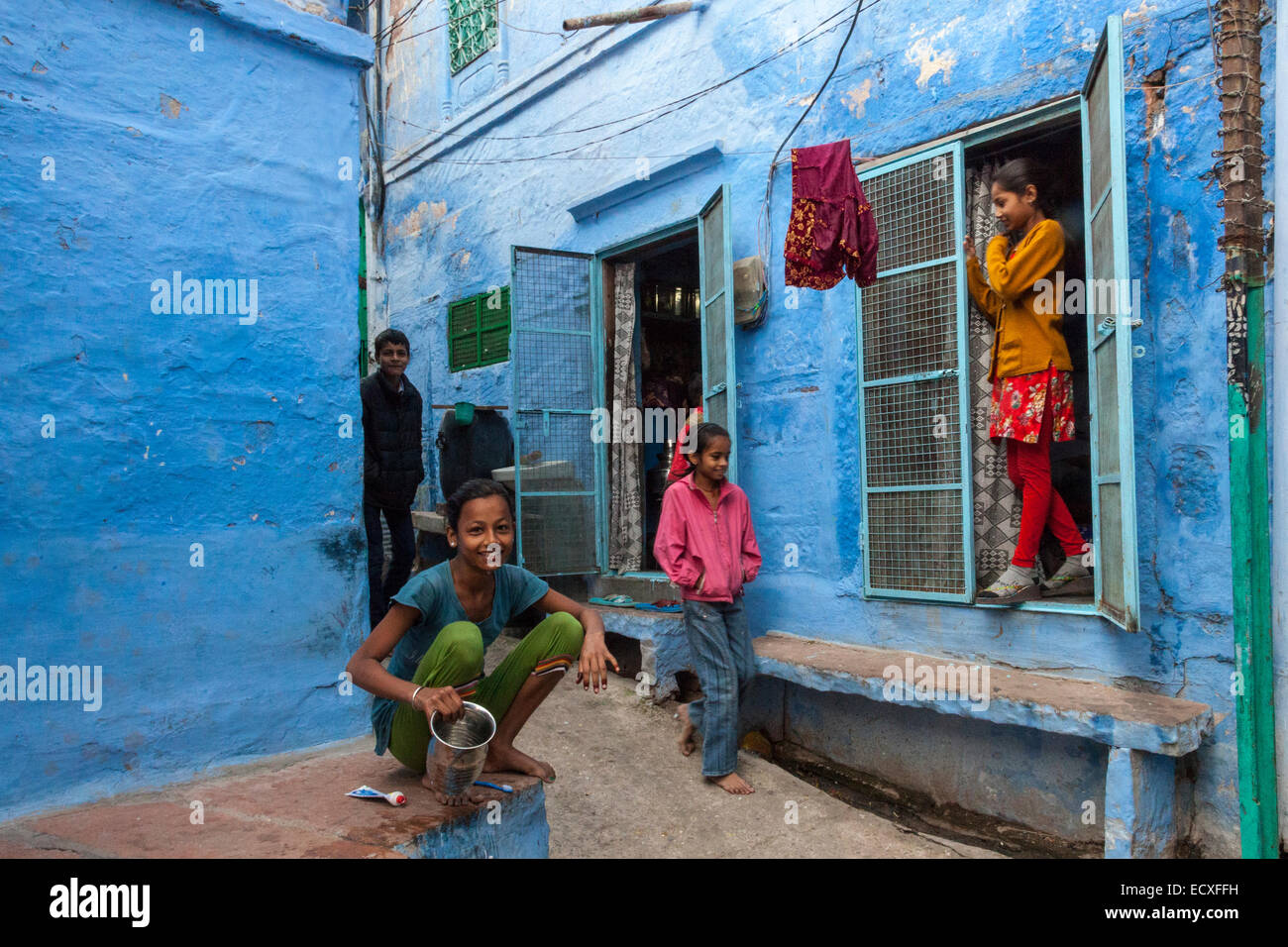 Les enfants à l'extérieur de leur maison à Jodphur, connu comme 'l'Inde Ville Bleue' Banque D'Images
