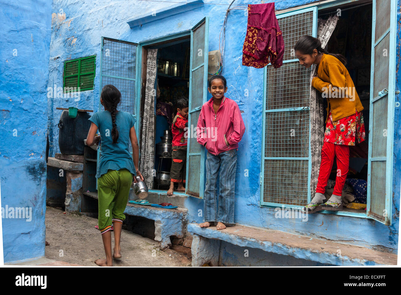 Les enfants à l'extérieur de leur maison à Jodphur, connu comme 'l'Inde Ville Bleue' Banque D'Images